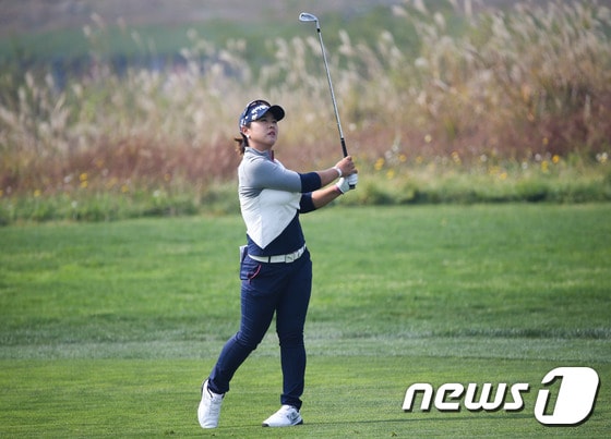 조윤지가 22일 전남 장흥 JNJ골프장(파72·6499야드)에서 열린 2015 LF포인트 왕중왕전(총상금 1억7000만원·우승 상금 5000만원) 최종 2라운드에서 우승을 차지했다. (KLPGA 제공) 2015.10.18/뉴스1