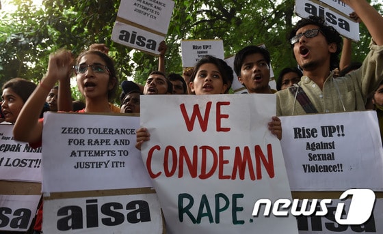 18일(현지시간) 인도 뉴델리 경찰서 앞에서 수십명의 학생들이 모여 2살배기 여자아이의 성폭행을 규탄하는 시위를 벌였다. ⓒ AFP=뉴스1