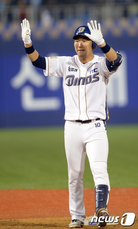 19일 경남 창원 마산구장에서 열린 2015 KBO 플레이오프 2차전 NC 다이노스와 두산 베어스의 경기에서 8회말 무사 1루 NC 지석훈이 1타점 적시타를 친 뒤 2루에서 환호하고 있다. 2015.10.19/뉴스1 ⓒ News1 양동욱 기자