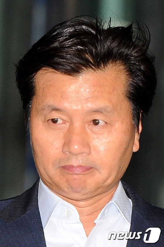 40대 여성 성폭행 의혹을 받고 있는 무소속 심학봉 의원(54·경북 구미 갑)이 16시간의 강도 높은 조사를 받은 후 2일 새벽 대구지검 청사를 나서고 있다. 이날 검찰은 심 의원에게 성관계 과정에서 강압적인 수단을 썼는지, 피해 여성의 진술 번복에 회유나 협박이 있었는지 집중 조사했다./2015.10.2/뉴스1 ⓒ News1 이종현 기자