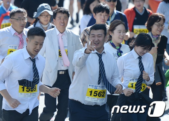 지난해 10월2일 오전 서울 구로구 구로동 마리오타워 광장에서 열린 제13회 G밸리 넥타이마라톤대회에서 참가자들이 힘차게 출발하고 있다. ⓒ News1