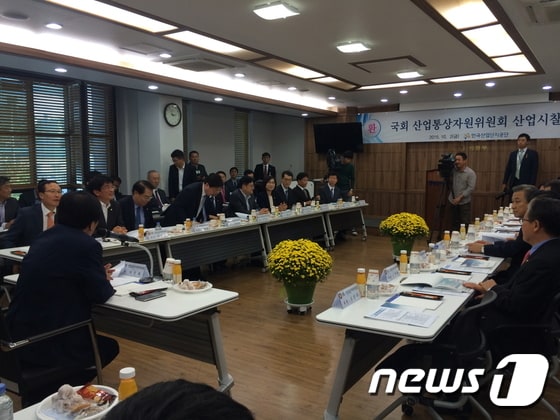 국회 산업통상자원위원회 위원들이 한국산업단지공단 관계자로부터 업무현황 보고를 받고 있다.ⓒ News1