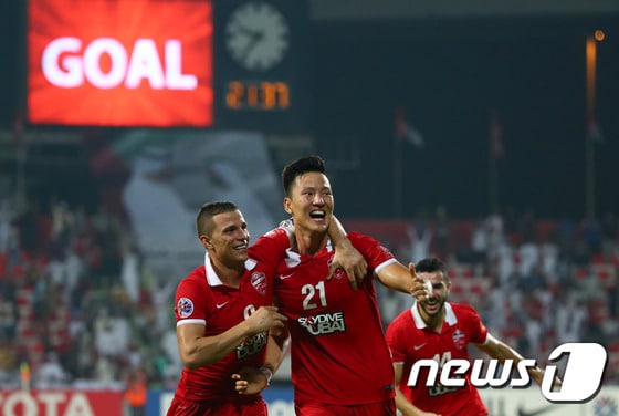 알 아흘리(UAE)의 권경원(가운데)이 21일(한국시간) UAE 두바이의 알 라시드 스타디움에서 열린 알 힐랄(사우디아라비아)과의 아시아축구연맹(AFC) 챔피언스리그 준결승전에서 결승골을 넣은 뒤 기뻐하고 있다. ⓒ AFP=News1