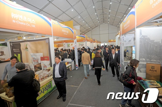 ‘2015 광역두만강개발계획(GTI) 국제무역·투자박람회’ 개막식이 22일 오전 강원 속초 엑스포타워에서 ‘신동북아 시대의 협력·발전·상생’이라는 슬로건으로 개최된 가운데 행사장이 관람객으로 북적이고 있다.  2015.10.22/뉴스1 ⓒ News1 윤창완 기자