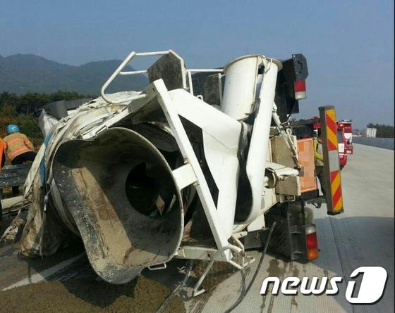 22일 오전 1시45분께 전북 남원시 대산면 감성마을 입구에서 신모(63)씨가 몰던 레미콘이 전복됐다.ⓒ News1