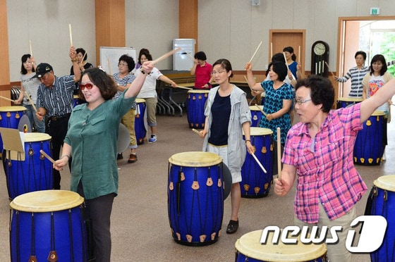 군민들이 평생학습 교육인 모듬북을 치고 있다. 평창군은 23일 평창문화예술회관 일원에서 “평생학습! 2018평창동계올림픽 성공으로 이끌다!” 라는 주제로 ‘제3회 평창군 평생학습축제’를 개최한다.(사진제공=평창군청)2015.10.22/뉴스1 ⓒ News1 정진욱