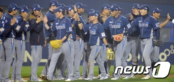 NC 다이노스가 22일 잠실구장에서 열리는 2015 타이어뱅크 포스트시즌 플레이오프(5전 3선승제) 두산 베어스와의 4차전 선발 라인업을 3차전과 동일하게 구성했다. ⓒ News1