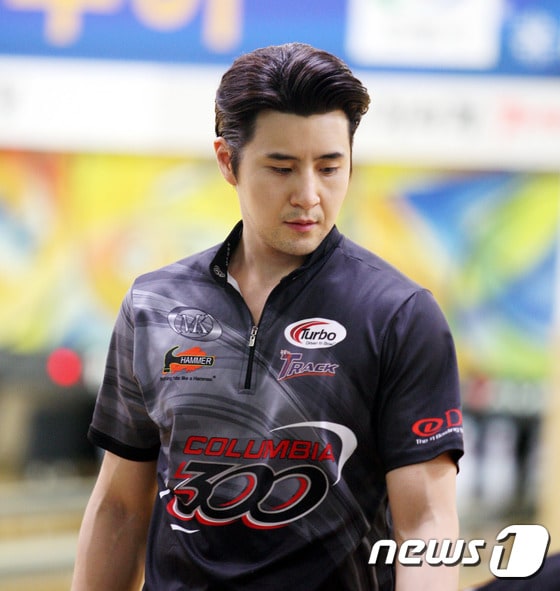 24일 오후 경북 안동볼링장에서 열린 '2015 독도사랑컵 SBS프로볼링대회'에서 안토니 소속의 장희웅(19기) 프로가 투구 뒤 어프로치를 내려오고 있다. 2015.10.24/뉴스1 ⓒ News1