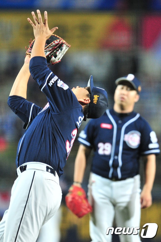 두산 베어스가 27일 대구구장에서 열리는 삼성 라이온즈와의 한국시리즈 2차전 승리를 가져가려면 실책을 주의해야 한다.ⓒ News1 최창호 기자