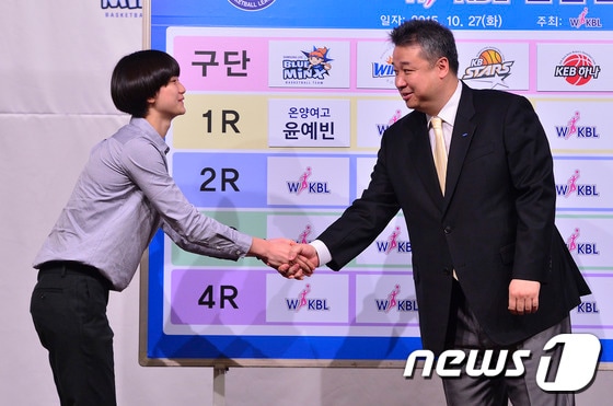 27일 오전 서울 강남구 청담동 리베라호텔 베르사이유홀에서 열린 2016 WKBL 신인선수 선발회에 서 임근배 삼성생명 블루밍스 감독이 전체 1순위로 지명한 윤예빈과 악수를 하고 있다. 2015.10.27/뉴스1 ⓒ News1 신웅수 기자