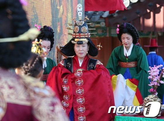 30일 창경궁에서 열린 궁중연례약 '왕조의 꿈, 태평서곡’ 공연 모습. 대표 연극배우 박정자씨(가운데)가 정조의 어머니인 혜경궁 홍씨 역할을 맡았다. 이하 사진-문화체육관광부 제공.  ⓒ News1