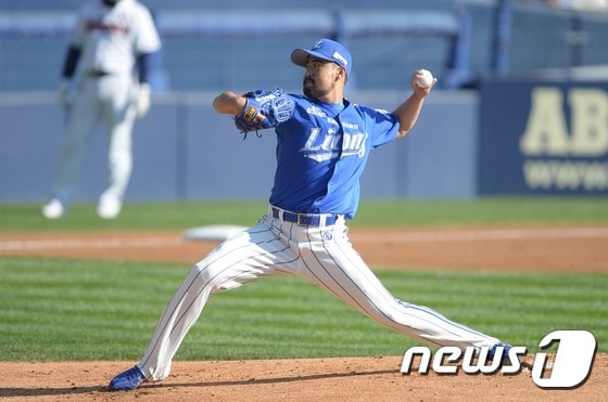 31일 오후 서울 잠실야구장에서 열린 2015 KBO리그 한국시리즈 5차전 삼성 라이온즈와 두산 베어스의 경기에서 삼성 선발 장원삼이 역투하고 있다. 2015.10.31/뉴스1 ⓒ News1 양동욱 기자
