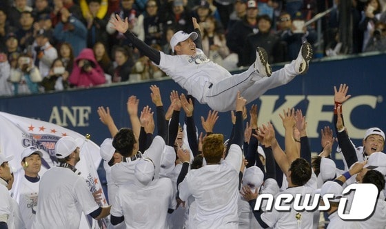 31일 오후 서울 잠실야구장에서 열린 2015 KBO리그 한국시리즈 5차전 삼성 라이온즈와 두산 베어스의 경기가 2대 13 두산베어스의 승리로 끝나며 한국시리즈 우승을 차지한 두산 김태형 감독이 헹가레를 받고 있다. 2015.10.31/뉴스1 ⓒ News1 양동욱 기자