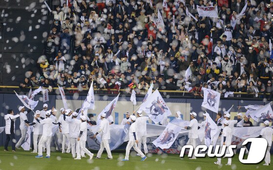 31일 오후 서울 잠실야구장에서 열린 2015 KBO 한국시리즈 5차전 두산 베어스와 삼성 라이온즈의 경기에서 한국시리즈 4승1패를 거두며 14년만에 우승을 차지한 두산 선수들이 경기종료 후 그라운드를 돌며 환호하고 있다. 2015.10.31/뉴스1 ⓒ News1 이동원 기자