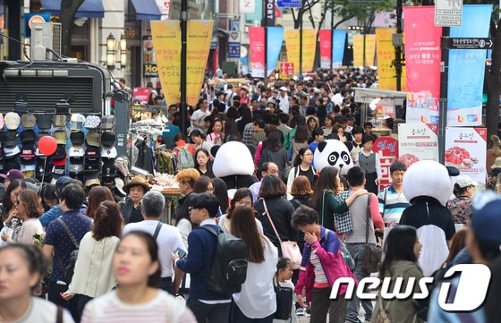 중국 국경절 황금연휴인 4일 오후 외국인 관광객이 즐겨찾는  서울 중구 명동거리가 인파로 가득하다. 2015.10.4/뉴스1 ⓒ News1 변지은 인턴기자