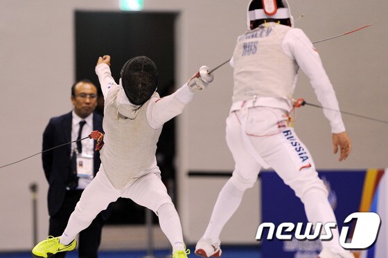 4일 오후 경북 문경 국군 체육부대 실내테니스장에서 열린 '2015 경북문경 세계군인체육대회' 펜싱 남자 플러레 개인종목 결승전에서 정재규(26)가 러시아의 가니프 레날(25)에게 공격을 시도 하고 있다.정재규 선수는 9대 15로 패해 은메달을 목에 걸었다. 2015.10.4/뉴스1 ⓒ News1 이종현 기자