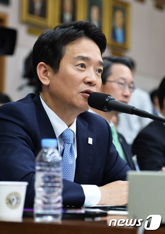 남경필 경기도지사가 5일 오전 경기도 수원시 팔달구 경기도청에서 열린 국토교통위원회 경기도청에 대한 국정감사에서 질의에 답하고 있다. 뉴스1 ⓒ News1 이재명 기자