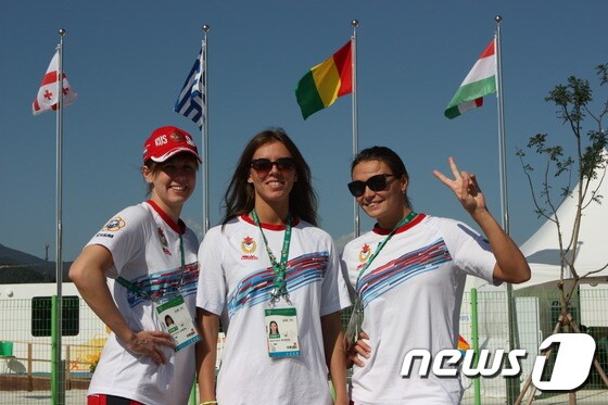 5일 오후  러시아 미녀 수영선수들이 카라반 숙소 앞에서 포즈를  취하고 있다./ⓒ News1