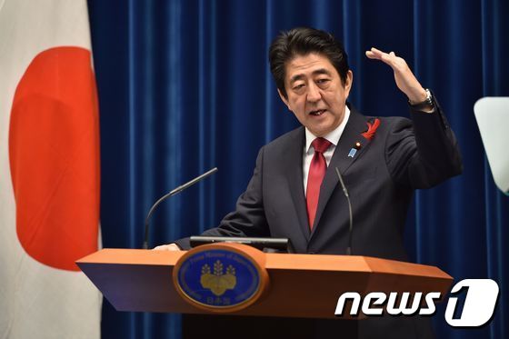 아베 신조 일본 총리가  지난 6일 오전 총리관저에서 TPP 협상 타결과 관련해 기자회견을 열었다. ⓒ AFP=News1