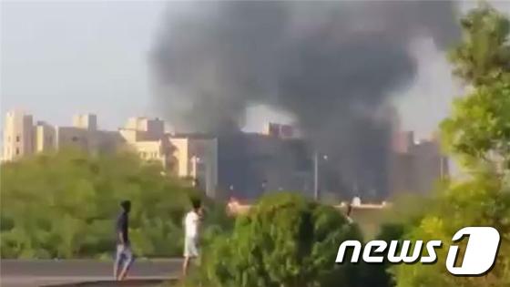 6일(현지시간) 로켓 공격을 받은 예멘 아덴의 카스르 호텔에서 검은 연기가 피어오르고 있다.(출처=트위터) ⓒ News1