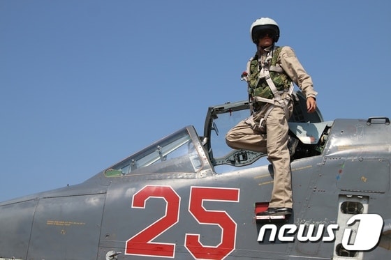 러시아군인이 시리아 라타키아주 흐메이밈 공군기지에 있는 수호이-25에 탑승하고 있다. ⓒAFP=뉴스1