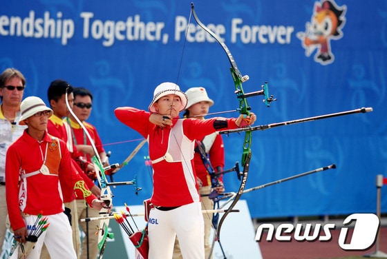 7일 오후 경북 예천진호국제양궁장에서 열린 '2015 경북문경 세계군인체육대회' 리커브 혼성 단체전 결선 중국과 몽골의 경기에서 몽골 선수가 과녁을 조준하고 있다. 몽골은 이 종목에서 금메달을 차지해 종합 16위(금1·은3·동2)를 기록했다. 2015.10.6/뉴스1 ⓒ News1 피재윤 기자