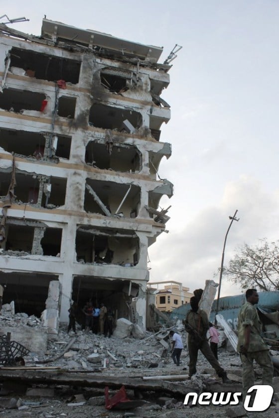 지난 7월 알샤바브 공격으로 파손된 소말리아 모가디슈의 자지라팰리스 호텔의 모습.ⓒ AFP=뉴스1