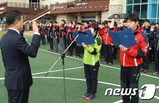 11일 강원 정선 하이원리조트 마운틴 스키하우스 잔디광장에서 직원 및 임원 100여명이 안전결의를 다짐하고 있다. (사진제공=하이원리조트 ) 2015.11.11/뉴스1 ⓒ News1 하중천 기자