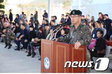 문병호 39사단장이 취임후 첫 신병수료식을 주관하고 있다.(39사단) ⓒ News1 이철우 기자