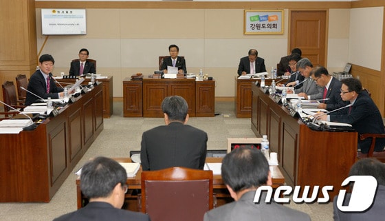 13일 강원도의회 제 251회 정례회에서 행정감사 질의응답이 이어지고 있다.(사진제공=강원도의회) 2015.11.13/뉴스1ⓒ News1 신효재 기자