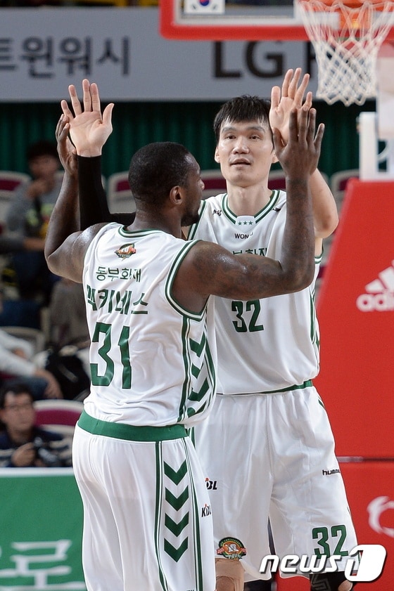 원주 동부 웬델 맥키네스와 김주성이 13일 창원실내체육관에서 열린 2015-16 KCC 프로농구 LG와의 경기에서 하이파이브를 하고 있다(KBL 제공).ⓒ News1