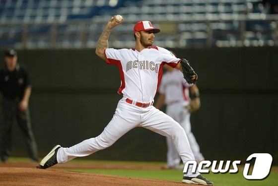 14일 오후(현지시간) 대만 타이베이 티엔무 야구장에서 열린 2015 WBSC 프리미어12 B조 예선 4차전 대한민국과 멕시코의 경기 멕시코 선발 카리요가 역투하고 있다. 2015.11.14/뉴스1 ⓒ News1 양동욱 기자
