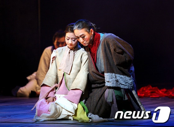 430여년 전 경북 안동의 실존인물인 고성이씨 이응태와 부인의 애절한 사랑이야기를 다룬 뮤직씨어터 '원이엄마'가 지난 13일부터 15일까지 안동문화예술의전당 무대에서 공연을 펼치지고 있다. 2015.11.15/뉴스1 ⓒ News1 피재윤 기자