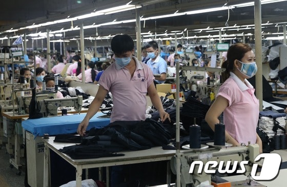 베트남은 저임금과 정부의 적극적 투자유치 노력 등으로 한국의 섬유, 철강, 전기전자 제조업체들의 진출이 활발해지는 등 강력한 글로벌 생산기지로 부상하고 있다. 사진은 베트남으로 생산기지를 이전한 의류 제조업체인 우양통상의 생산라인. (사진공동취재단) 11월15일/뉴스1