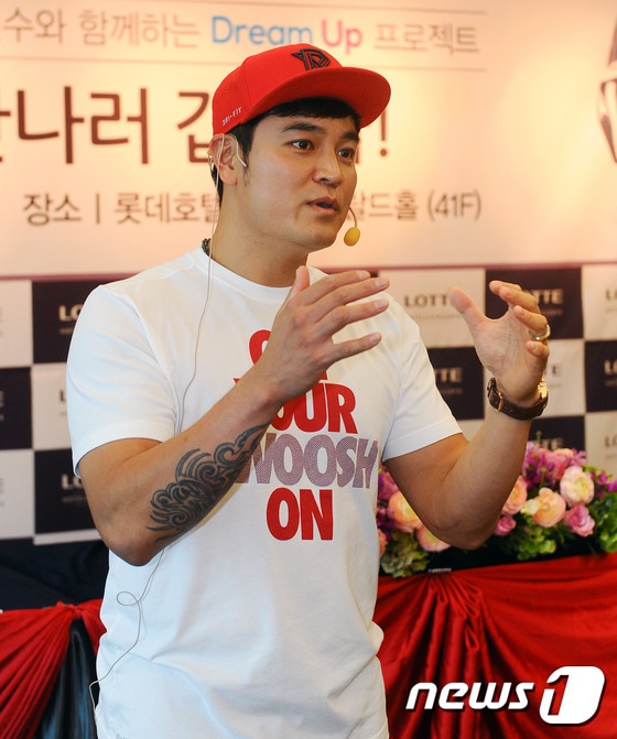 17일 오전 부산 롯데호텔 에메랄드룸에서 열린 ‘추신수와 함께하는 Dream up 프로젝트-지금 만나러 갑니다’ 행사에서 추신수 선수가 부산의 초,중학교 야구부 학생들에게 원포인트 레슨을 하고 있다. 11.17/뉴스1 ⓒ News1 이승배 기자