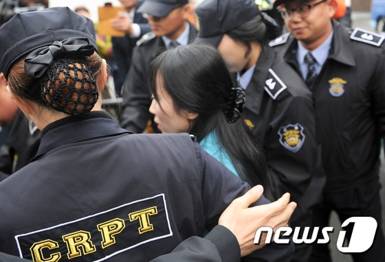 아버지를 살해한 혐의로 교도소에 복역중인 무기수 김신혜씨(38)가 지난 2015년 11월18일 광주지방법원 해남지원 법정으로 이동하고 있다. 법원은 '친부살해 혐의' 무기수 김신혜에 대해 재심 결정을 내렸다. 2015.11.18/뉴스1 ⓒ News1