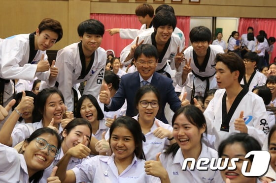 김응권 우석대 총장이 18일 태국 방콕의 벤차마라차라이여고(Benchamarachalai school)에서 입시 설명회를 열고 현지 고교생 및 우석대 태권도 시범단과 기념촬영을 하고 있다. ⓒ News1 박아론 기자