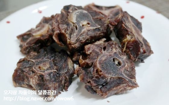 '캥거루 꼬리껌'은 피부건강에 좋은 콜라겐과 근육 탄력에 도움이 되는 콘드로이틴이 함유되어 있으며, 체지방 흡수를 저하시켜 다이어트를 하는 반려동물들에게 좋은 간식이 될 수 있다.(정보 및 사진 네이버 블로거 '오지랑 차돌이의 달콤공간' 제공)ⓒ News1