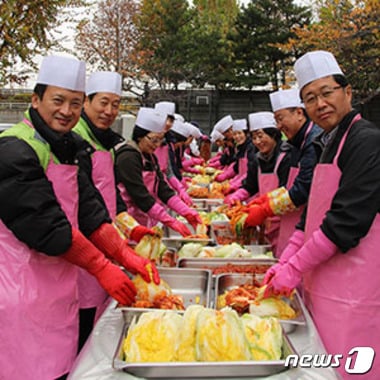 '다정다감 김장 나누기'. 이 행사에는 조형학 서울 웨스틴조선호텔 총주방장(왼쪽 첫 번째), 노상덕 신세계조선호텔 상무(왼쪽 두 번째), 유무영 서울 식약청장(가장 오른쪽) 등이 참여했다. 사진 제공/ 신세계조선호텔 ⓒ News1
