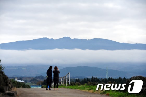 구름 사이로 한라산이 드러나 장관을 연출하고 있다. /뉴스1