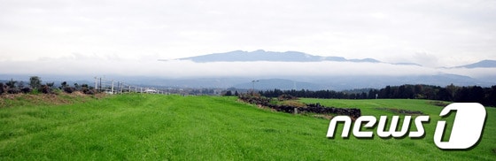 구름 사이로 보이는 한라산(자료사진)/뉴스1
