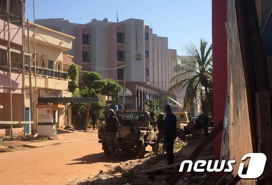 아프리카 말리의 군인들이 20일(현지시간) 수도 바마코 소재 고급 호텔인 래디슨 블루 인근에서 경계 근무를 서고 있다. 이날 10명으로 추정되는 무장괴한들이 총기를 난사하며 호텔에 난입해 인질극을 벌이고 있다. AFP=뉴스1