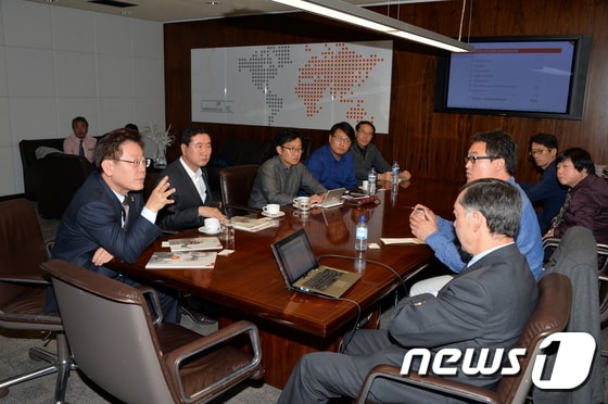 스페인 몬드라곤 협동조합 복합체를 방문한 이재명 성남시장이 관계자로부터 운영 현황 등을 소개받고 있다.(성남시 제공)ⓒ News1