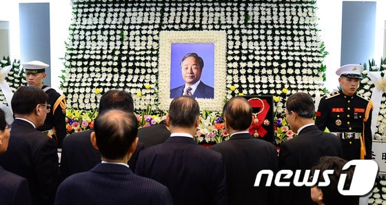 김영삼 전 대통령이 서거한 22일 서울 종로구 서울대병원 장례식장 빈소에서 조문객들이 빈소를 찾아 조문하고 있다. (사진공동취재단) 2015.11.22/뉴스1