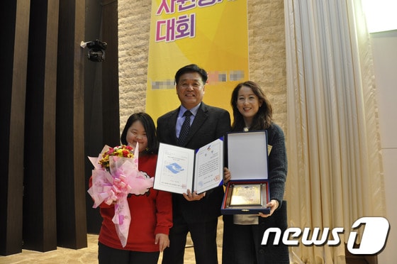 경북 안동진명학교 울림 차임벨 연주단이 '2015 경상북도 청소년자원봉사대회' 동아리 부문 대상으로 선정돼 23일 여성가족부장관상을 수상했다./사진제공=안동교육지원청 ⓒ News1