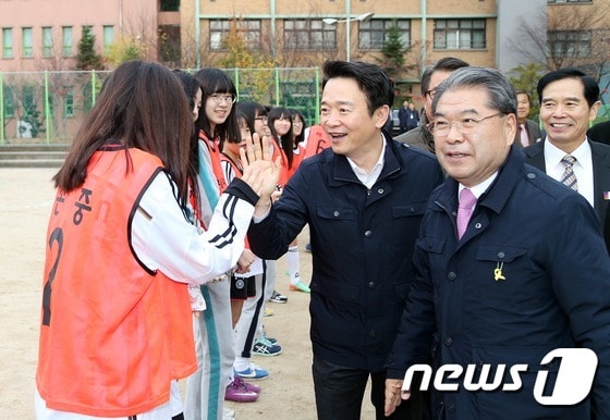 남경필 경기도지사와  이재정 경기도교육감은 24일 오전 수원 세류중학교를 방문, ‘굿모닝 꿈의 학교’을 참관했다./사진제공=경기도청 ⓒ News1 진현권 기자