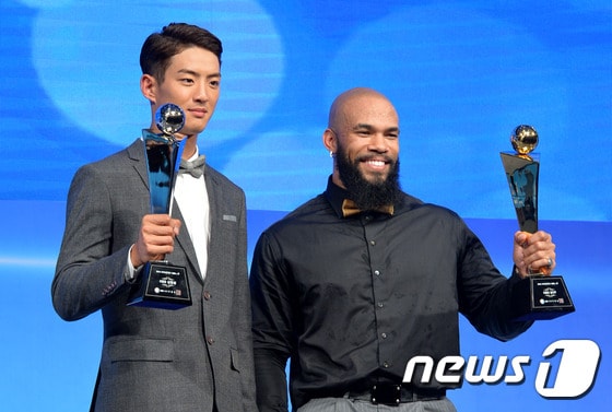 올 시즌부터 KBO 정규시즌 MVP와 최우수신인 선정 투표 방식이 다수결에서 점수제로 변경된다. 사진은 지난해 MVP 테임즈(오른쪽)와 신인상을 받은 구자욱의 사싱식 모습. /뉴스1 ⓒ News1 박세연 기자