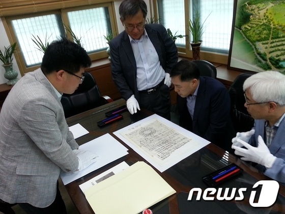 동학농민혁명 당시 작성된 '사발통문'에 대해 전라북도 유형문화재 지정을 앞두고 문화재 심의위원들이 유물의 상태 등을 살펴보고 있다. ⓒ News1 김대홍 기자