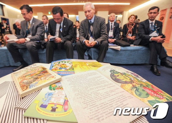 25일 오후 광주 동구 금남로 국립아시아문화전당 민주평화교류원 문화교류협력센터에서 '2015 아시아 이야기 축제' 오픈식이  진행되고 있다. 아시아 이야기 축제는 한국 그림 작가 5명과 우즈베키스탄, 카자흐스탄 등 중앙아시아 5개국의 글 작가가 협업해  제작한 5권의 그림책을 선보인다. 2015.11.25/뉴스1 ⓒ News1 황희규 기자
