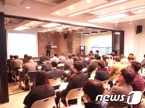 부산정보산업진흥원은 25일 '동남권 정보보호지원센터 세미나'를 개최했다고 26일 밝혔다. 세미나에 참석한 IT분야 재직자와 대학생 그리고 일반인 등 100여명이 사이버 보안 신기술과 사물인터넷 융합 보안 기술과 전략 등을 주제로한 강연을 청취하고 있다. (부산정보산업진흥원 제공)ⓒ News1